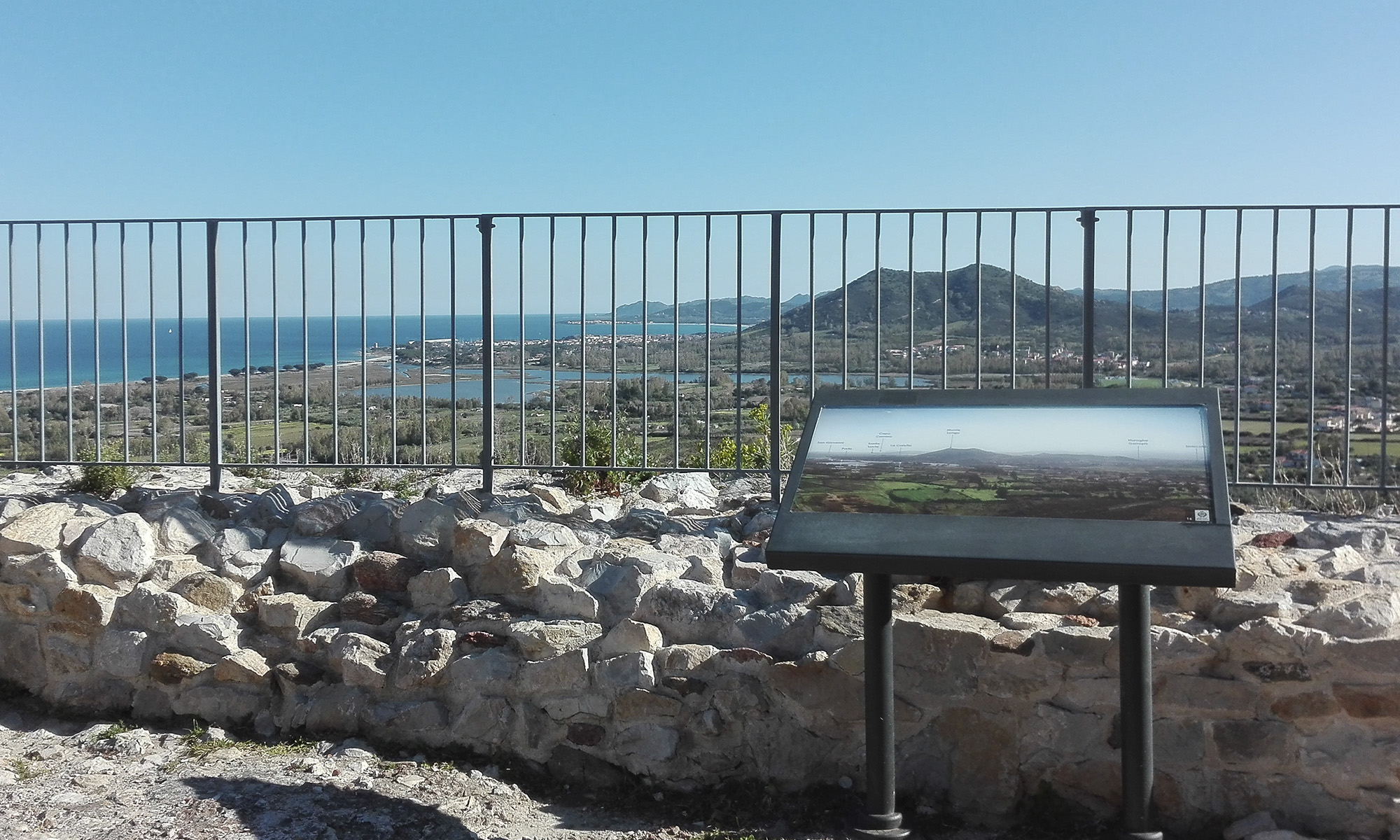 Cartelli informativi al Castello di Posada Progetto e realizzazione dei cartelli panoramici del Castello della Fava a Posada