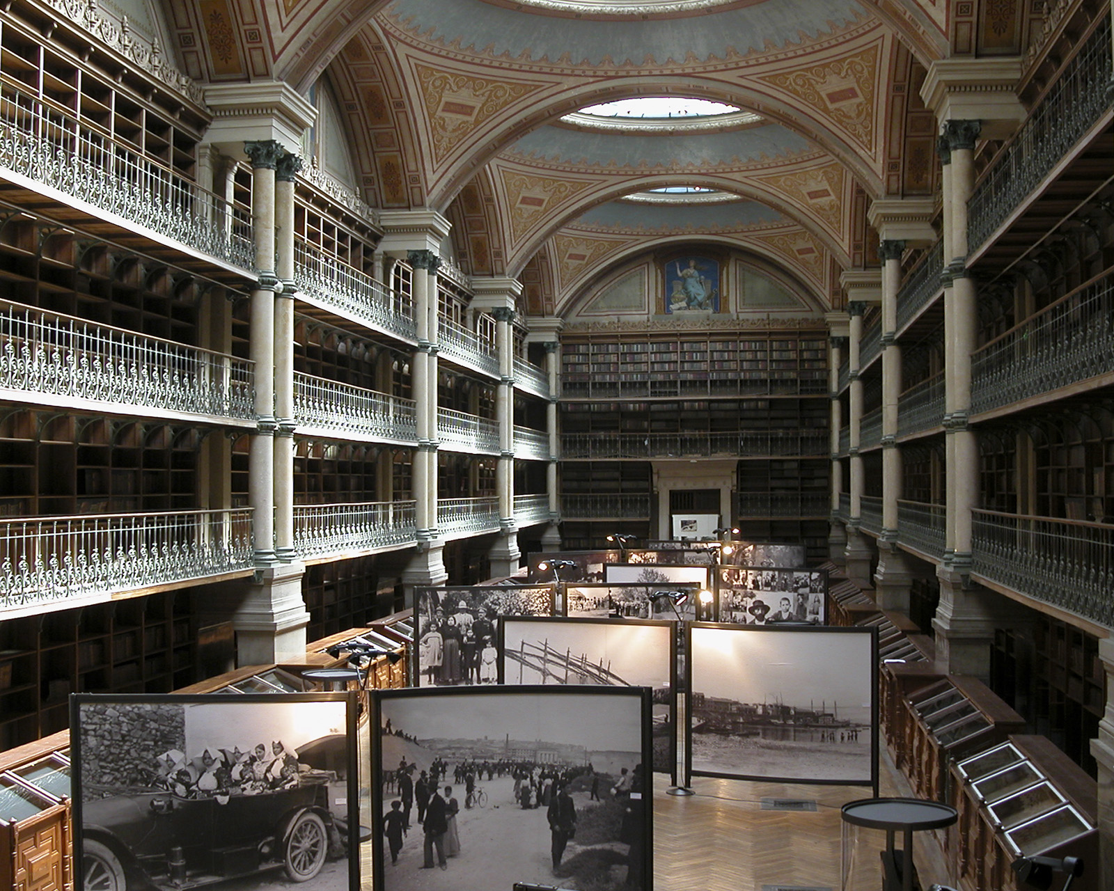 Progetto e realizzazione della mostra Vestire in Sardegna nella biblioteca di Grenoble